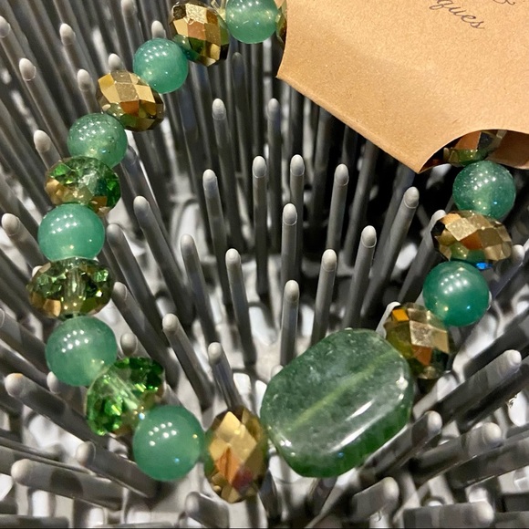 Vintage Bracelet - Round and Cut Green Jade Stone Bead with Plastic Golden Beads - Picture 4 of 4